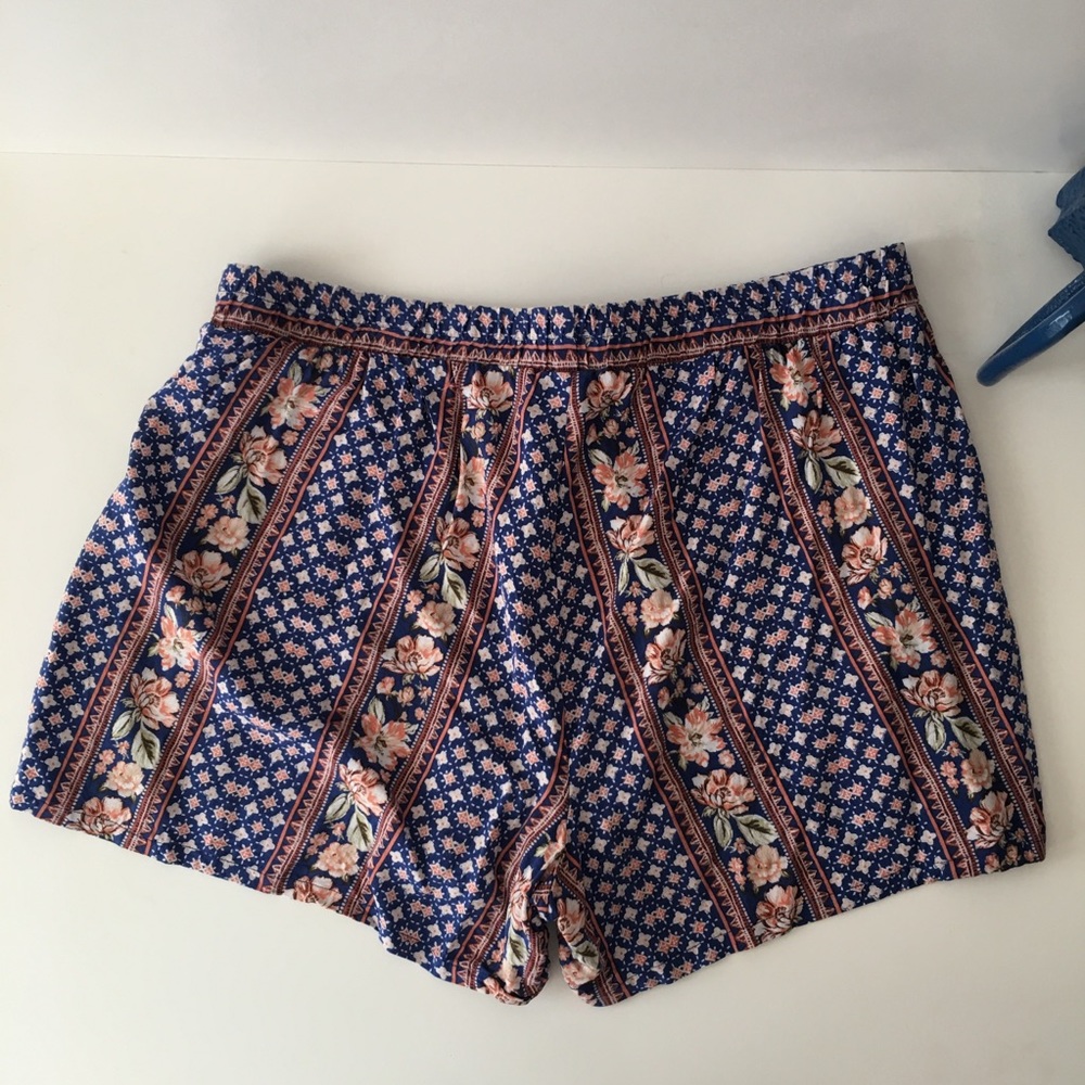 Bebop Boho Shorts - Picture 3 of 5